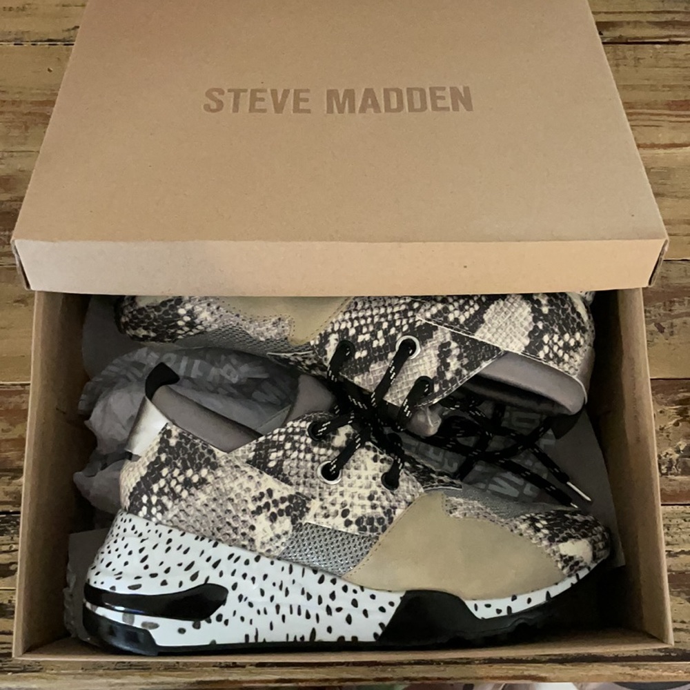 Steve Madden tennis shoe size 9